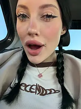 Melissa crazy online show from April 8, 4:30 pm