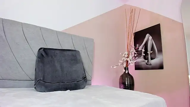 Snapshot of angieebaezz chatting on March 12, 12:36 pm angieebaezz online show from March 12, 12:36 pm