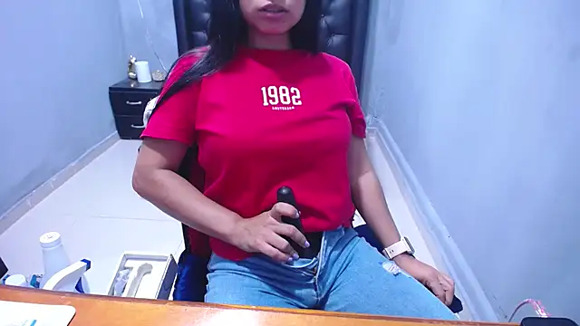 Letty Plugxo online show from March 4, 1:30 pm