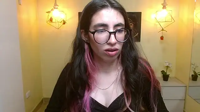 Snapshot of LenaRoses chatting on March 22, 7:31 pm LenaRoses online show from March 22, 7:31 pm