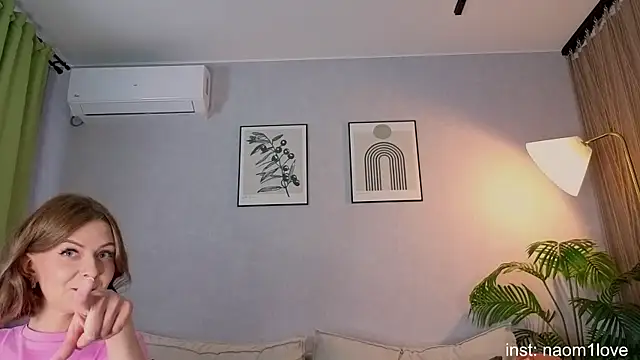 Snapshot of Naomi_Girly chatting on June 21, 6:03 pm Naomi Girly online show from June 21, 6:03 pm