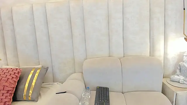 im nahomi online show from April 9, 5:42 am