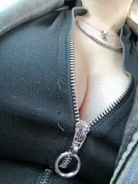 RiriRoseey online show from April 7, 7:43 am