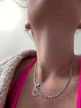 RiriRoseey online show from April 5, 7:48 am