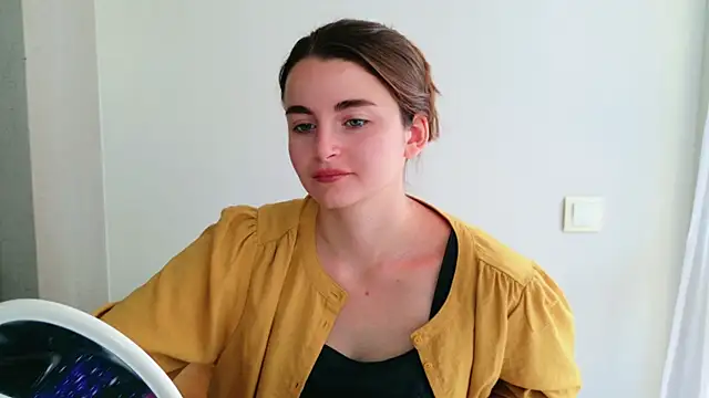 Miss Arwen online show from June 18, 7:29 am