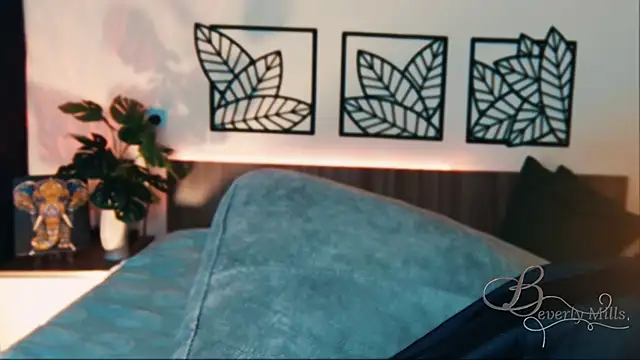 MissBeverlyMills online show from February 21, 11:01 am