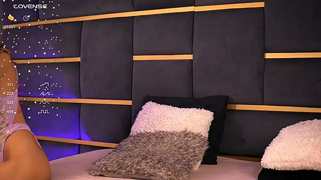 Snapshot of CynthiaWest chatting on March 5, 4:02 am CynthiaWest online show from March 5, 4:02 am