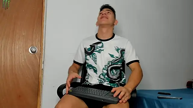 Snapshot of andrew_rose_ chatting on December 5, 6:50 pm andrew rose online show from December 5, 6:50 pm