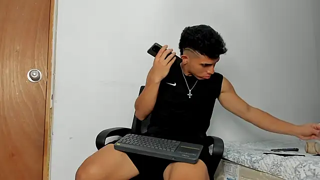 Snapshot of andrew_rose_ chatting on November 18, 3:21 am andrew rose online show from November 18, 3:21 am