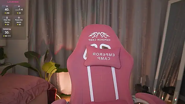 Snapshot of Lala_Land_ chatting on February 21, 4:48 pm Lala Land  online show from February 21, 4:48 pm