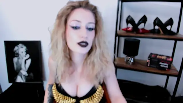 Snapshot of AlissaLips chatting on May 21, 5:32 pm AlissaLips online show from May 21, 5:32 pm