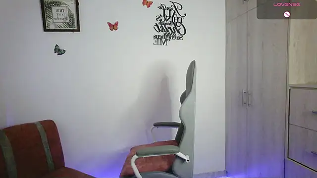 Snapshot of Nala_j8 chatting on July 28, 3:21 pm Nala j8 online show from July 28, 3:21 pm