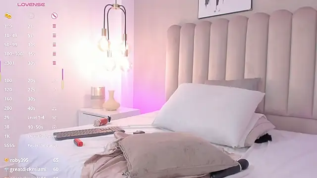 Snapshot of LindaRey_ chatting on February 26, 7:23 am LindaRey online show from February 26, 7:23 am