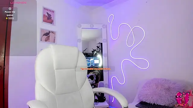 Snapshot of JulietaBomGV chatting on October 29, 6:23 am JulietaBomGV online show from October 29, 6:23 am