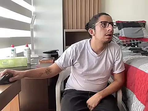 littlelatinhunter online show from December 1, 2:29 pm