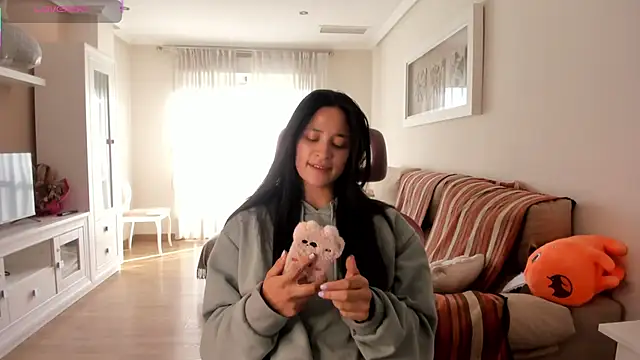 bella apont online show from November 23, 1:43 pm