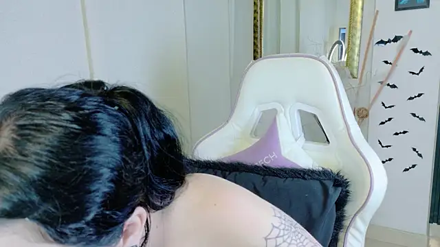 Madison Jackson online show from June 3, 7:40 pm