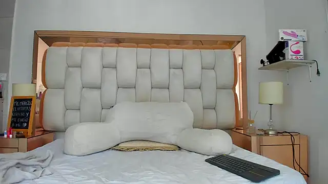 emilyparkerr01 online show from March 13, 4:12 pm