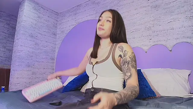 Giaa Ross online show from April 6, 7:37 pm