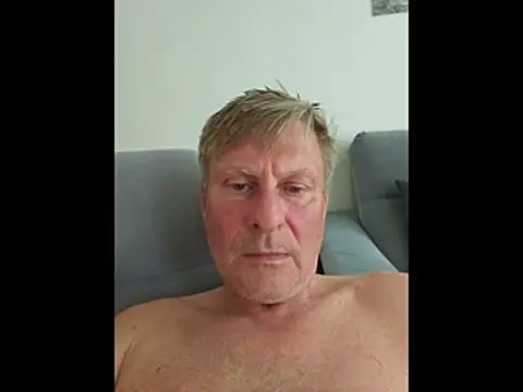 Snapshot of johnnym1 chatting on April 28, 2:32 pm johnnym1 online show from April 28, 2:32 pm
