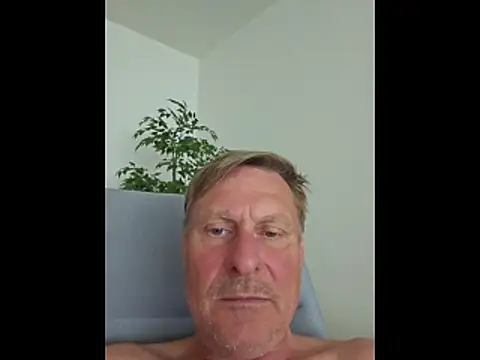 Snapshot of johnnym1 chatting on May 13, 11:39 am johnnym1 online show from May 13, 11:39 am