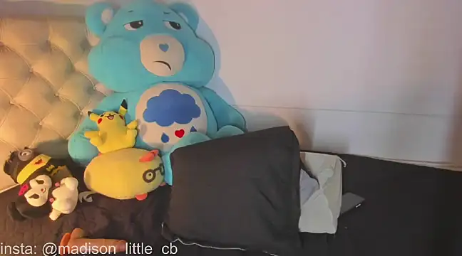 Snapshot of madison_little_ chatting on January 22, 5:28 pm madison little online show from January 22, 5:28 pm