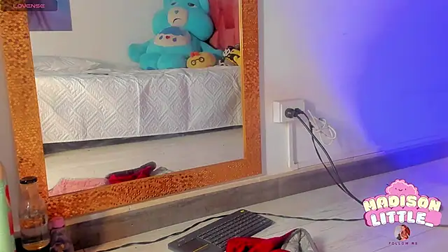 Snapshot of madison_little_ chatting on March 19, 5:50 pm madison little online show from March 19, 5:50 pm