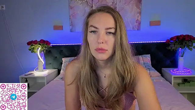 Kelly Hardy online show from July 26, 1:01 am