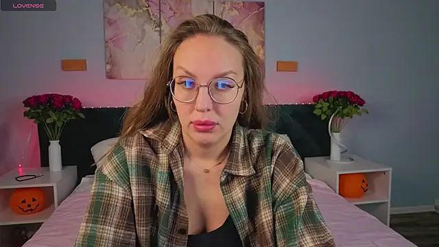 Kelly Hardy online show from November 10, 1:10 am