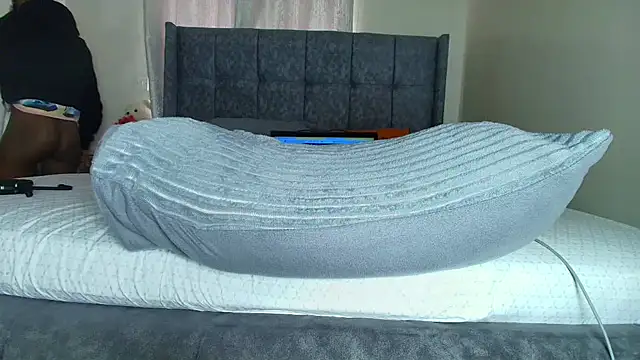 t-NaughtyLicia online show from December 15, 9:15 am