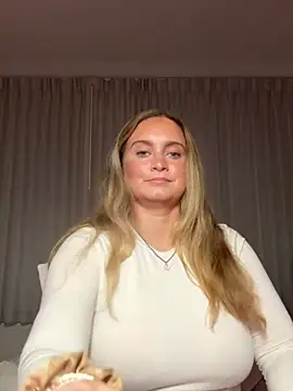 Sophie Raegan online show from April 8, 4:47 am