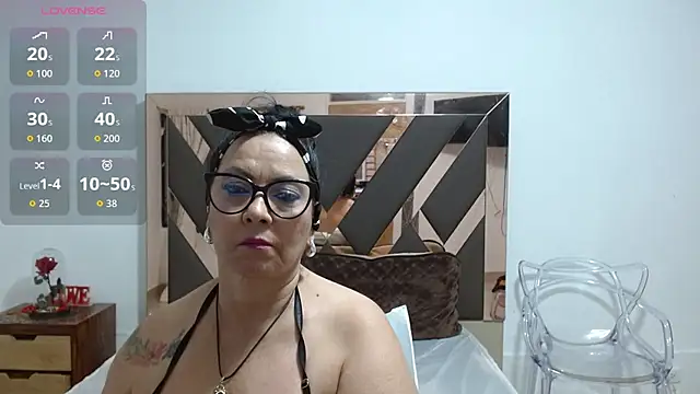 lindaesmeralda online show from May 27, 10:55 am