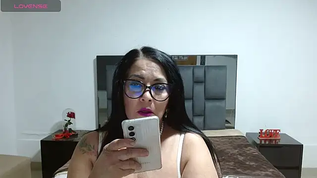Snapshot of lindaesmeralda chatting on July 11, 11:21 am lindaesmeralda online show from July 11, 11:21 am