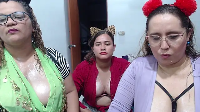 Snapshot of mademooms chatting on October 23, 1:37 am mademooms online show from October 23, 1:37 am