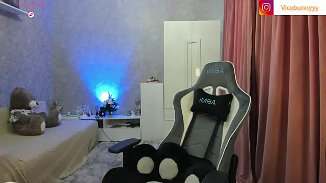 your bunnygirl online show from April 8, 12:06 pm