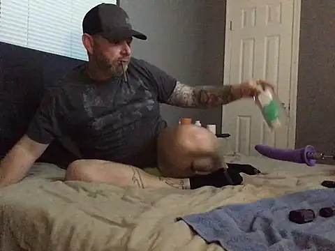 Snapshot of Cummerforyouu2 chatting on February 15, 3:52 am Cummerforyouu2 online show from February 15, 3:52 am