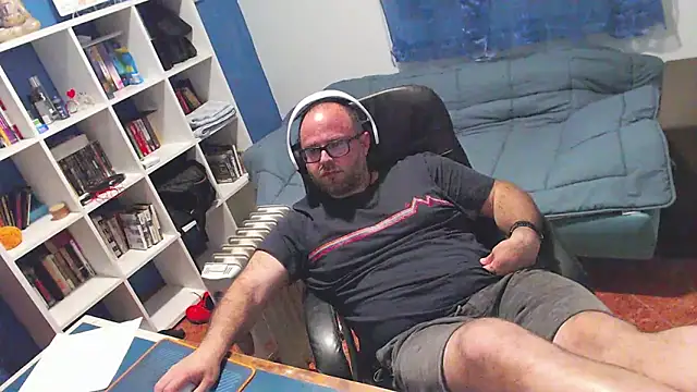 ravingr4d4 online show from April 6, 9:38 pm