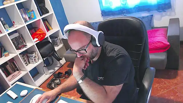 ravingr4d4 online show from May 7, 8:28 am