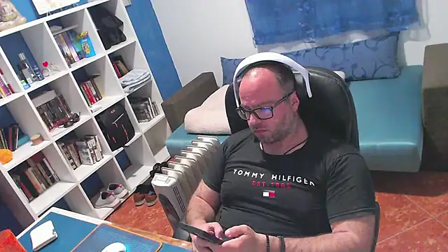 ravingr4d4 online show from April 5, 9:54 pm