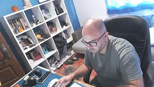 ravingr4d4 online show from October 13, 8:05 am