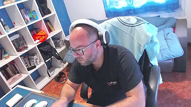 ravingr4d4 online show from May 8, 9:46 am