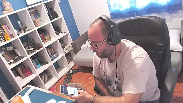 ravingr4d4 online show from September 30, 1:06 pm