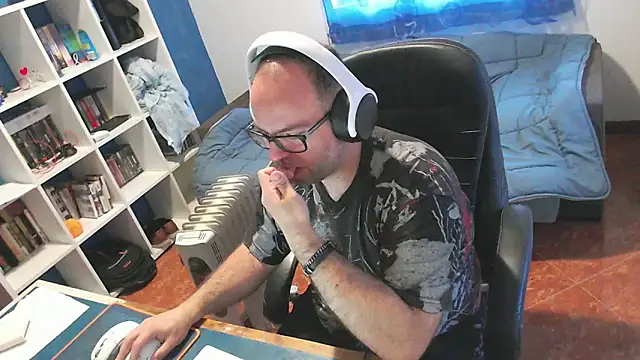 ravingr4d4 online show from March 31, 8:05 am