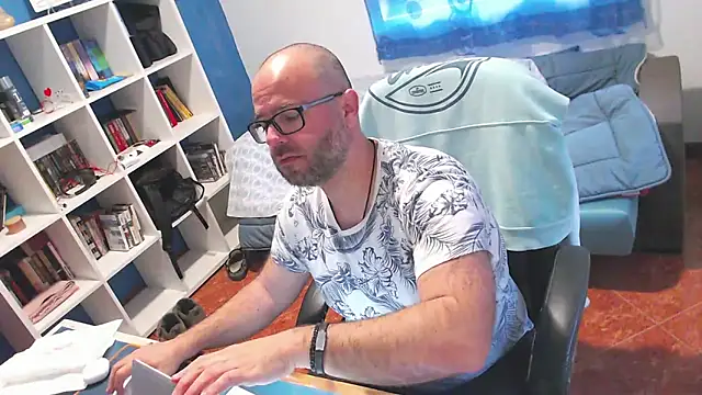 ravingr4d4 online show from April 15, 8:09 am