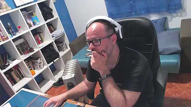 ravingr4d4 online show from April 4, 7:53 pm