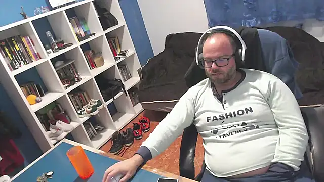 ravingr4d4 online show from November 13, 11:30 pm