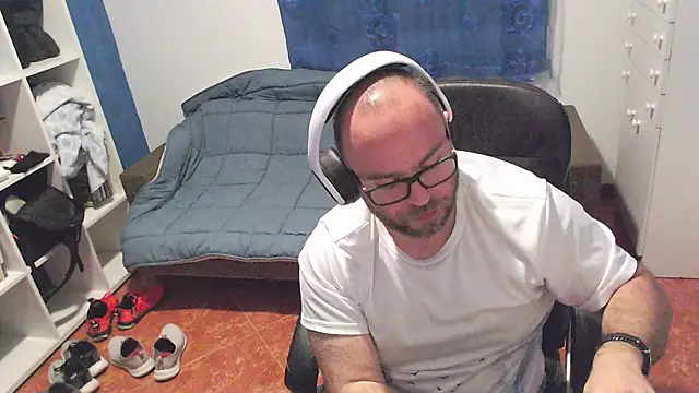 ravingr4d4 online show from May 14, 9:01 pm