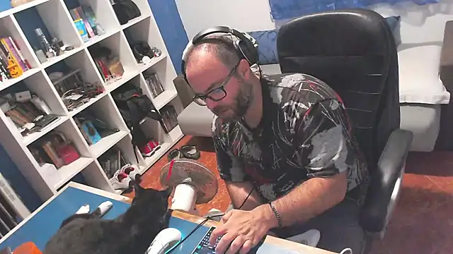ravingr4d4 online show from October 6, 9:37 pm