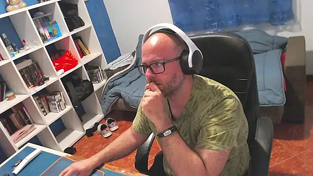 ravingr4d4 online show from May 4, 9:17 pm