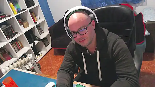 ravingr4d4 online show from December 17, 10:15 pm